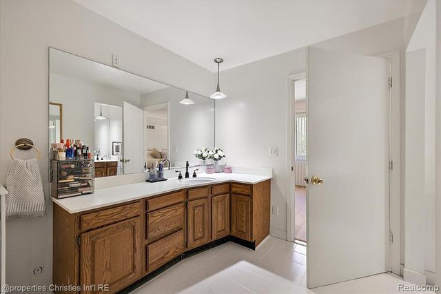 1830 Lone Pine Road, Bloomfield Hills, MI 48302