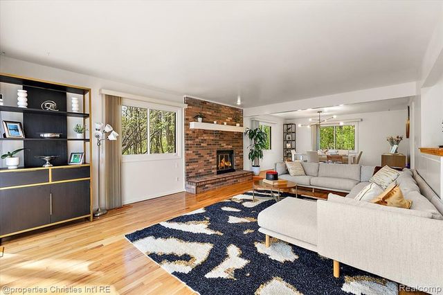 1830 Lone Pine Road, Bloomfield Hills, MI 48302