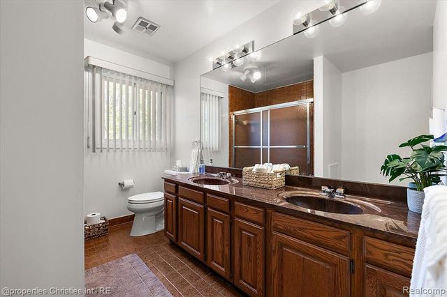 1830 Lone Pine Road, Bloomfield Hills, MI 48302