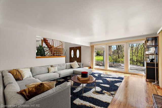 1830 Lone Pine Road, Bloomfield Hills, MI 48302