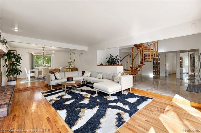 1830 Lone Pine Road, Bloomfield Hills, MI 48302