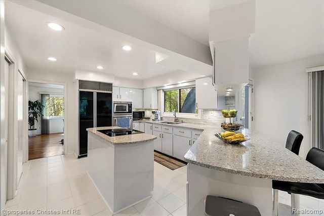 1830 Lone Pine Road, Bloomfield Hills, MI 48302