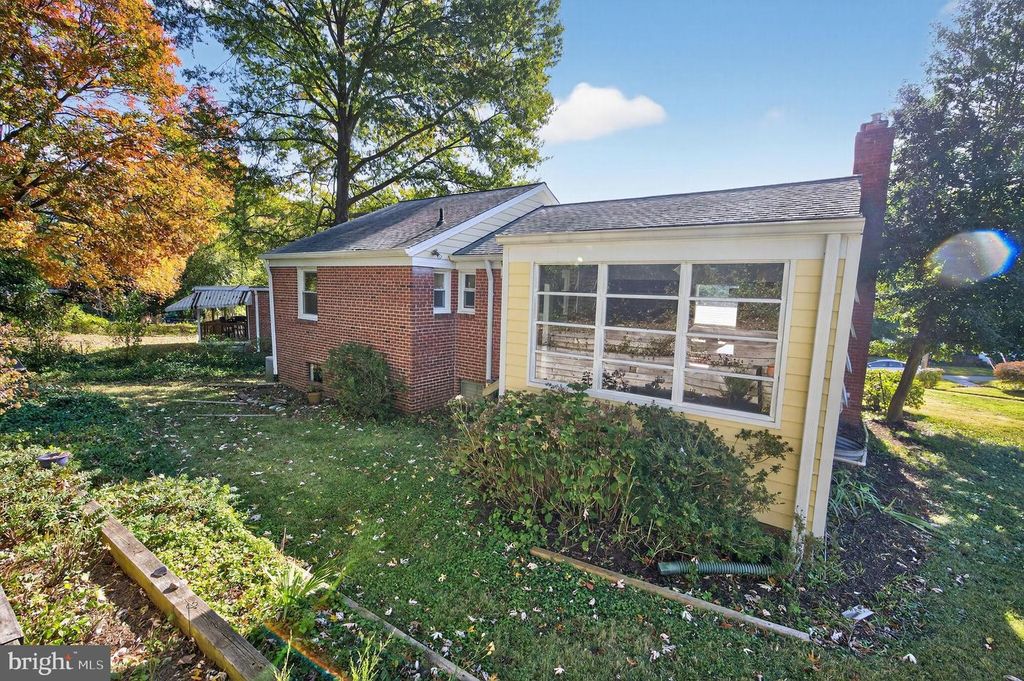 Image 31 of property listing at 402 HINSDALE CT, Silver Spring, MD 20901