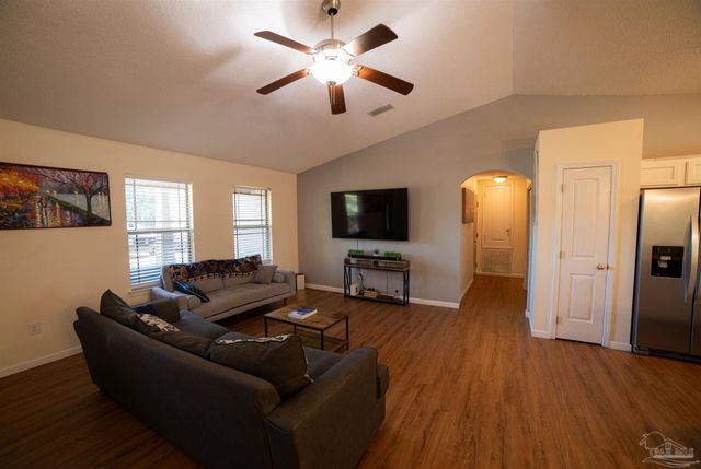 2305 Salamanca St, Navarre, FL 32566