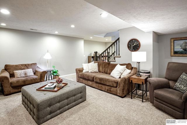 1509 S 152nd Avenue Circle, Omaha, NE 68144