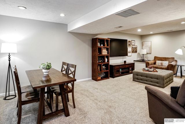 1509 S 152nd Avenue Circle, Omaha, NE 68144
