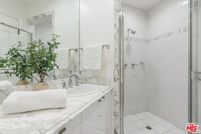 435 Arnaz Drive 304, Los Angeles, CA 90048