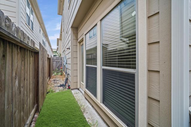 3840 Center Street, Houston, TX 77007