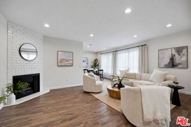 21811 Saticoy Street 23, Los Angeles, CA 91304