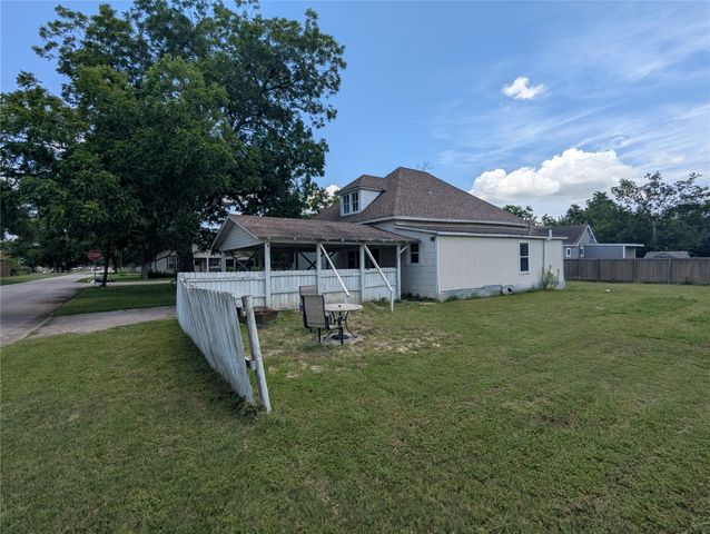 1319 Grace ST, Taylor, TX 76574