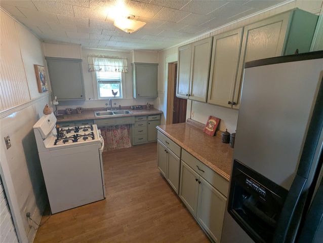 1319 Grace ST, Taylor, TX 76574