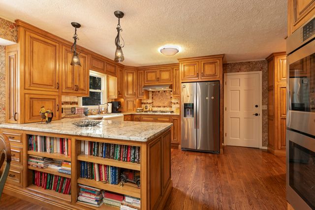 2926 S Versailles Avenue, Springfield, MO 65804