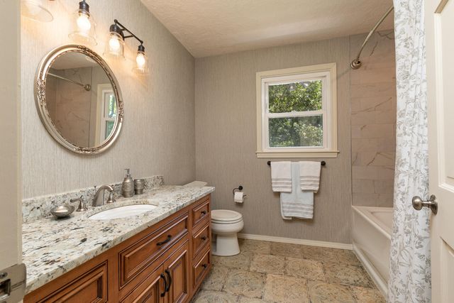 2926 S Versailles Avenue, Springfield, MO 65804