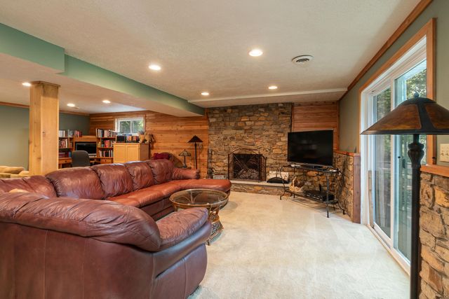 2926 S Versailles Avenue, Springfield, MO 65804