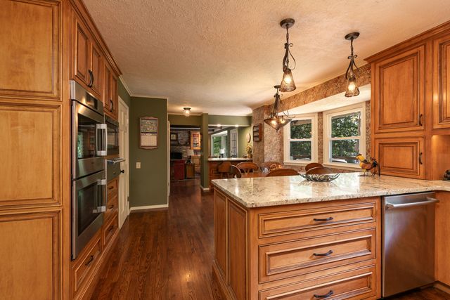 2926 S Versailles Avenue, Springfield, MO 65804