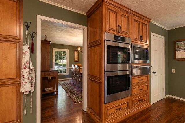 2926 S Versailles Avenue, Springfield, MO 65804