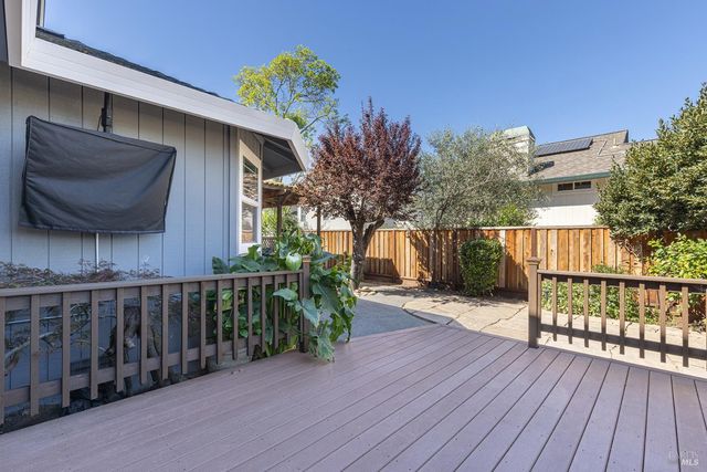 2183 Warwick Dr, Santa Rosa, CA 95405