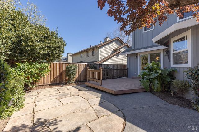 2183 Warwick Dr, Santa Rosa, CA 95405