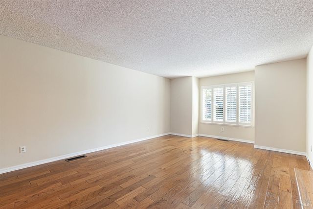 2183 Warwick Dr, Santa Rosa, CA 95405