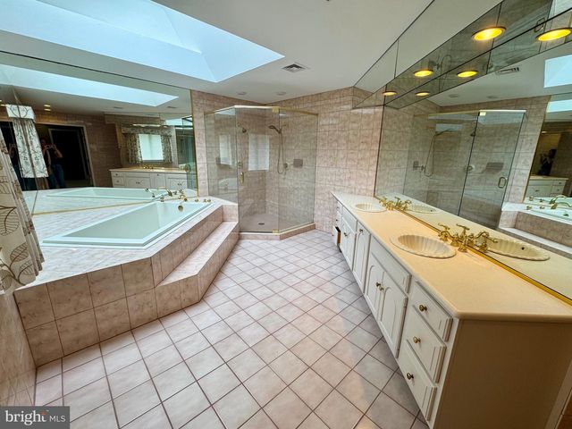 712 KIMBERLY DR, Moorestown, NJ 08057