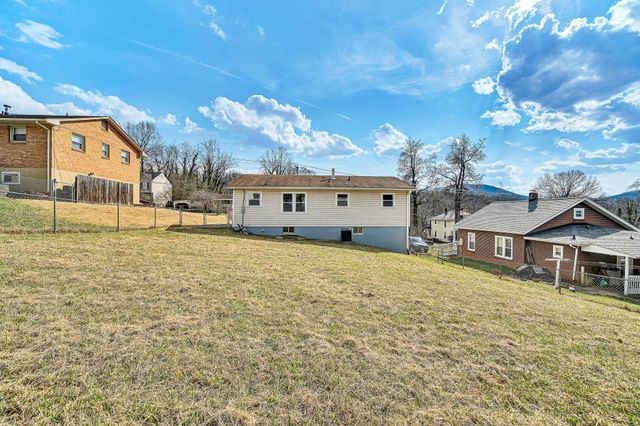 1378 Craig Robertson RD, Roanoke, VA 24014