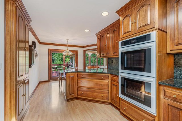 W270S3575 OAK KNOLL DRIVE, Waukesha, WI 53189