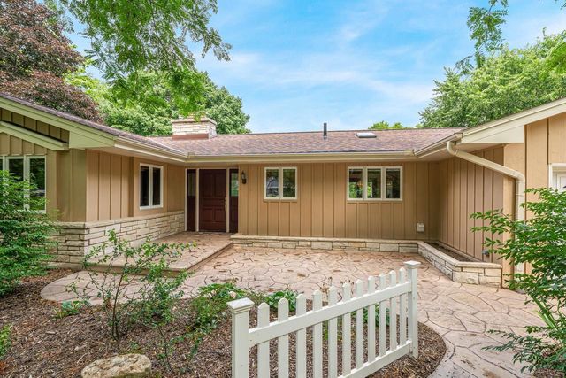 W270S3575 OAK KNOLL DRIVE, Waukesha, WI 53189
