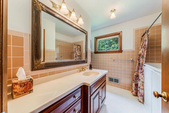 W270S3575 OAK KNOLL DRIVE, Waukesha, WI 53189