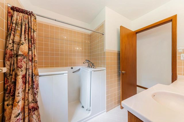 W270S3575 OAK KNOLL DRIVE, Waukesha, WI 53189