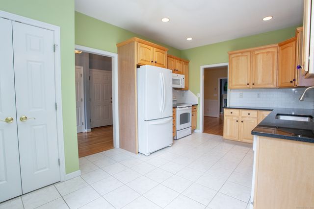14 Brettonwood Drive 14, Simsbury, CT 06070
