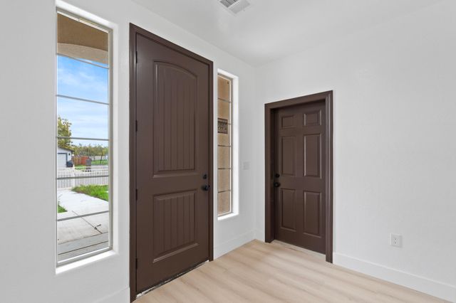 753 N Brundage Avenue, Farmersville, CA 93223