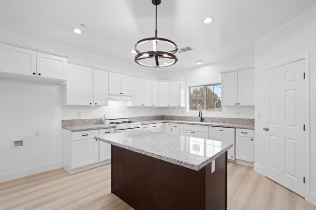 753 N Brundage Avenue, Farmersville, CA 93223