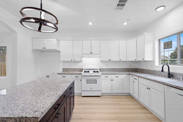 753 N Brundage Avenue, Farmersville, CA 93223