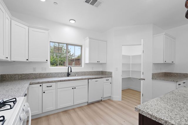 753 N Brundage Avenue, Farmersville, CA 93223