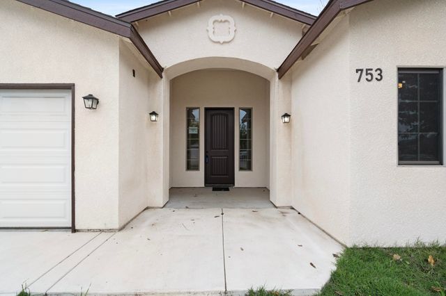 753 N Brundage Avenue, Farmersville, CA 93223