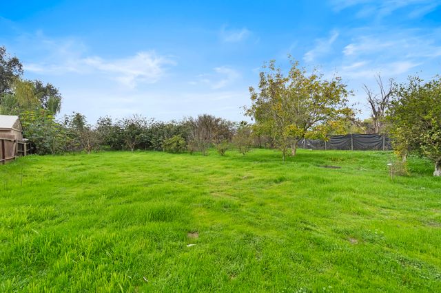 753 N Brundage Avenue, Farmersville, CA 93223