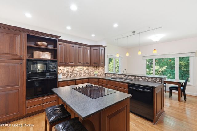 1112 Bentwood Place Ct, Louisville, KY 40207