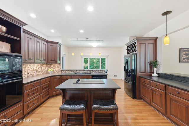 1112 Bentwood Place Ct, Louisville, KY 40207