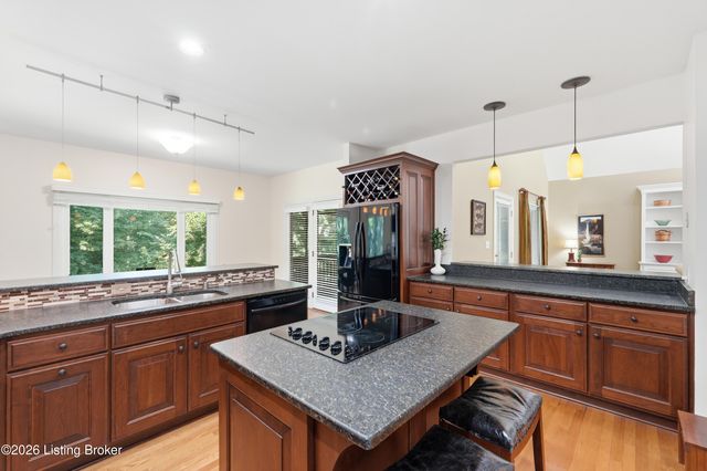 1112 Bentwood Place Ct, Louisville, KY 40207