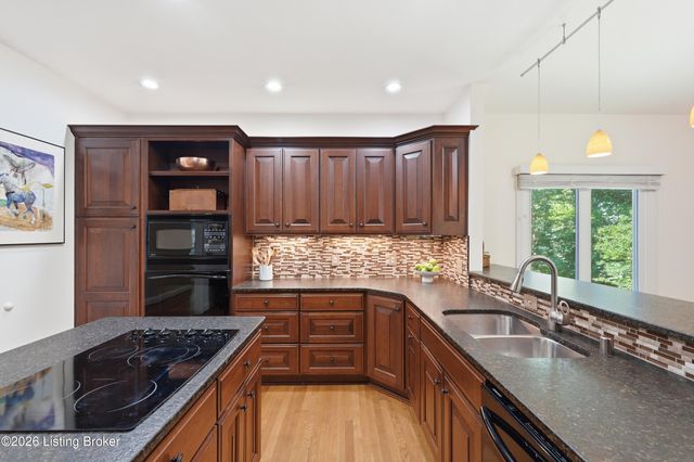 1112 Bentwood Place Ct, Louisville, KY 40207