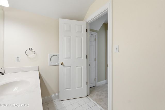 1112 Bentwood Place Ct, Louisville, KY 40207
