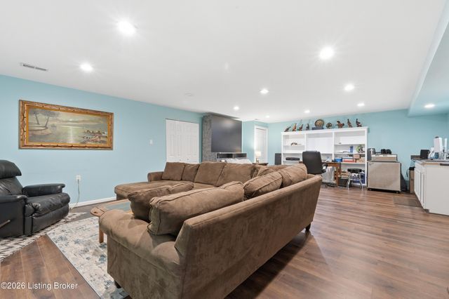 1112 Bentwood Place Ct, Louisville, KY 40207