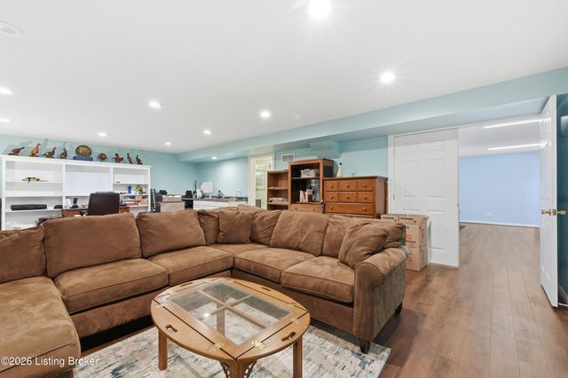 1112 Bentwood Place Ct, Louisville, KY 40207