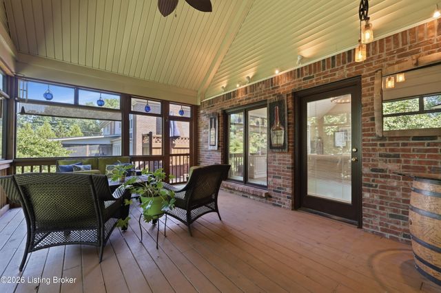 1112 Bentwood Place Ct, Louisville, KY 40207