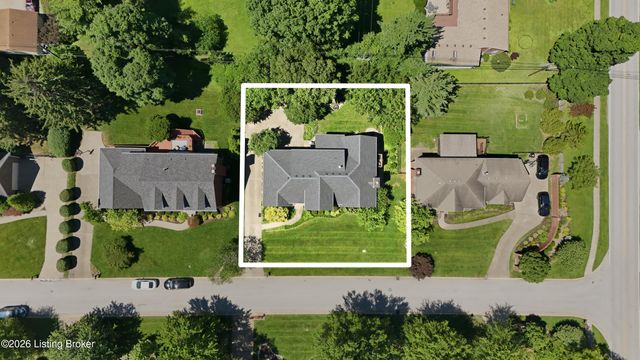 1112 Bentwood Place Ct, Louisville, KY 40207