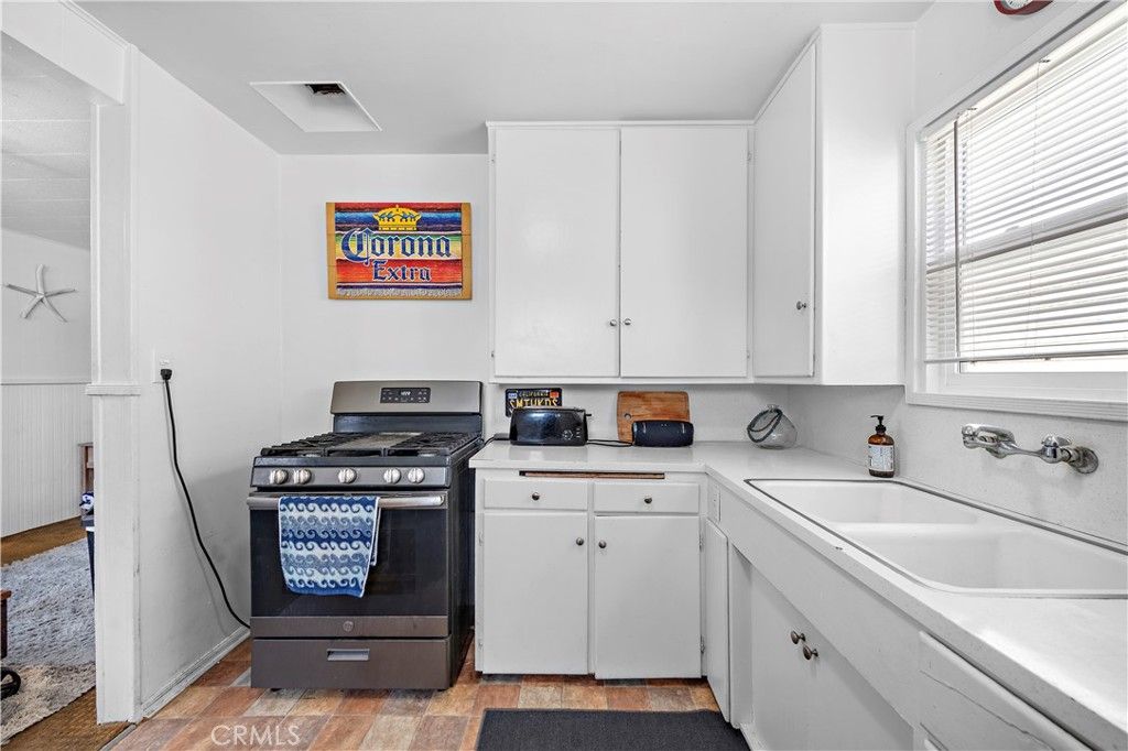 Image 10 of property listing at 121 30th Street, Newport Beach, CA 92663