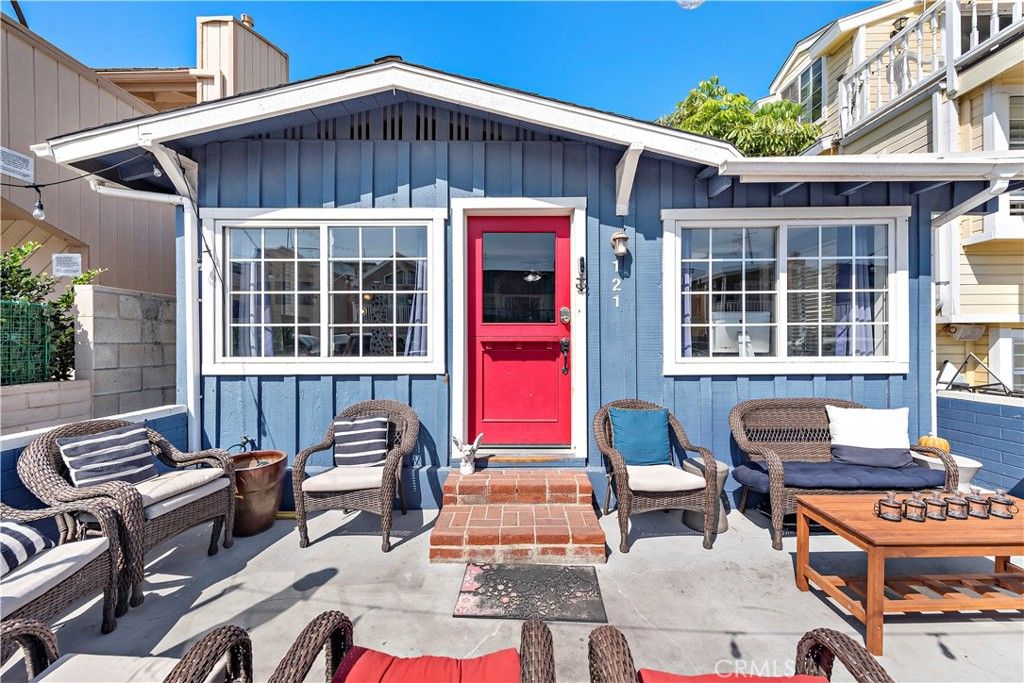 Image 3 of property listing at 121 30th Street, Newport Beach, CA 92663