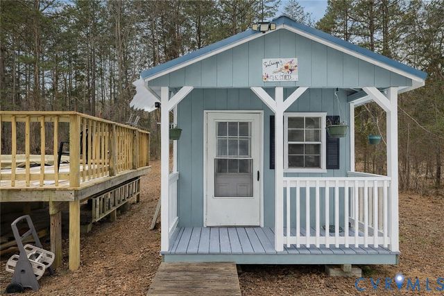 10 Rhodes Ln, Cartersville, VA 23027