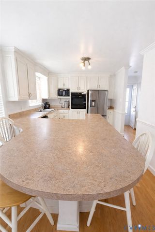 10 Rhodes Ln, Cartersville, VA 23027