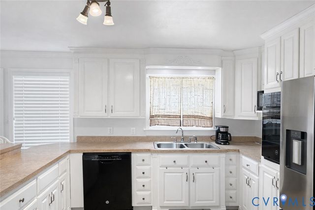 10 Rhodes Ln, Cartersville, VA 23027